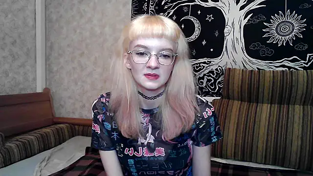 Snapshot of LixLee chatting on 11.13.25 LixLee online show from 11.13.25