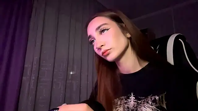 Snapshot of HollyPaw chatting on 11.08.25 HollyPaw online show from 11.08.25