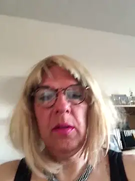 Snapshot of simone_xdressing chatting on 04.29.26 simone xdressing online show from 04.29.26