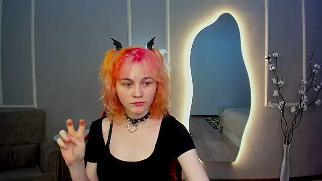 Snapshot of Awawrin chatting on 11.17.25 Awawrin online show from 11.17.25