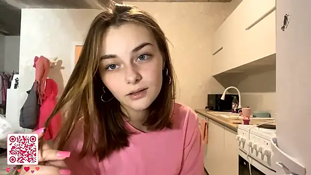 Snapshot of GeralynChiszar chatting on 11.26.25 GeralynChiszar online show from 11.26.25