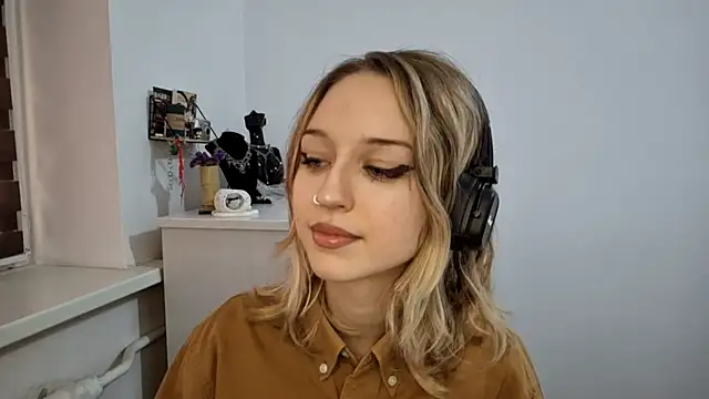 Snapshot of SilvanaKelson chatting on 11.11.25 SilvanaKelson online show from 11.11.25