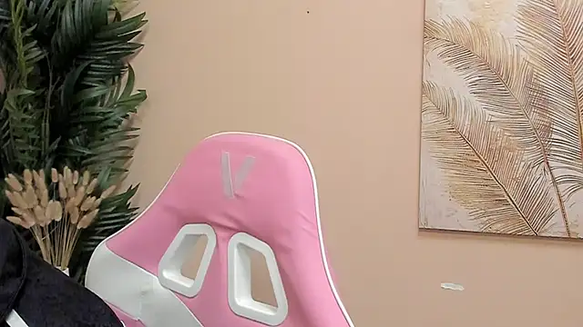 Snapshot of TawnyOkane chatting on 11.13.25 TawnyOkane online show from 11.13.25