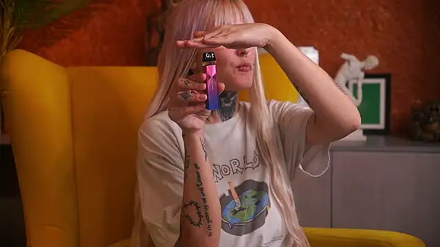 Snapshot of IsauraGarratt chatting on 11.13.25 IsauraGarratt online show from 11.13.25