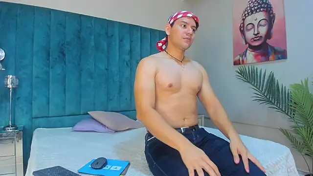 Snapshot of DhannLee chatting on 11.17.25 DhannLee online show from 11.17.25