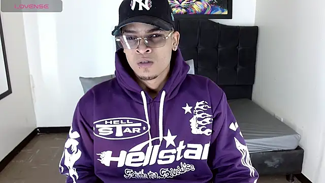 Snapshot of Isaacas_ chatting on 11.21.25 Isaacas online show from 11.21.25