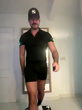 Snapshot of ApoloGym chatting on 11.12.25 ApoloGym online show from 11.12.25