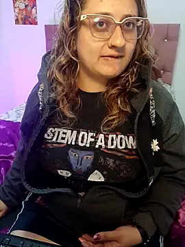 Snapshot of AnnieAtHome chatting on 11.13.25 AnnieAtHome online show from 11.13.25