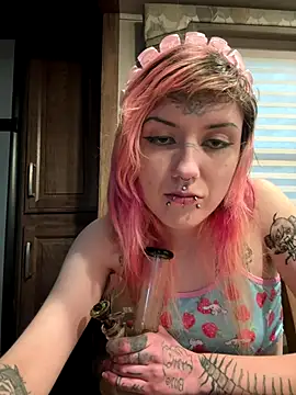 Snapshot of needlefaceUwU chatting on 11.13.25 needlefaceUwU online show from 11.13.25