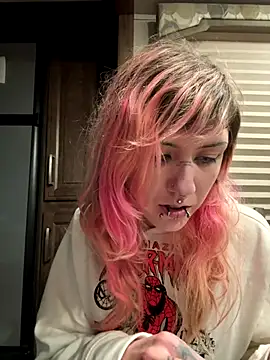 Snapshot of needlefaceUwU chatting on 11.23.25 needlefaceUwU online show from 11.23.25