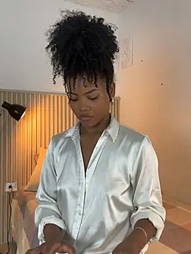 Snapshot of vanestraus chatting on 02.17.26 vanestraus online show from 02.17.26