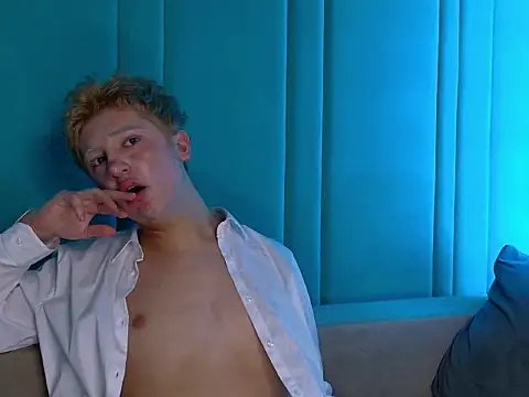 Snapshot of LucasFinister chatting on 11.17.25 LucasFinister online show from 11.17.25