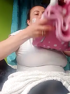 Snapshot of Rouse_hot_ chatting on 12.17.25 Rouse hot online show from 12.17.25