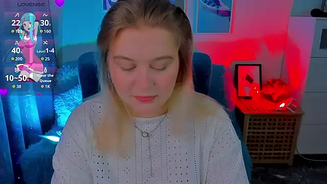 Snapshot of LouiseMous chatting on 11.26.25 LouiseMous online show from 11.26.25