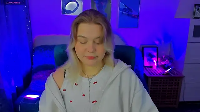 Snapshot of LouiseMous chatting on 11.29.25 LouiseMous online show from 11.29.25