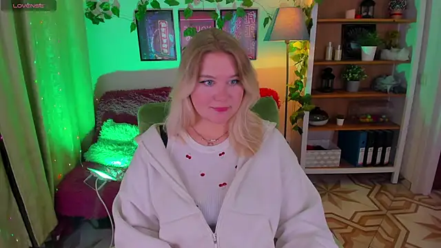 Snapshot of LouiseMous chatting on 11.30.25 LouiseMous online show from 11.30.25