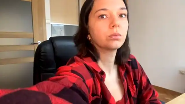 Snapshot of TreasaDolecki chatting on 11.19.25 TreasaDolecki online show from 11.19.25