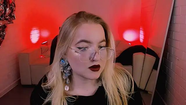 Snapshot of EllaPower chatting on 11.15.25 EllaPower online show from 11.15.25