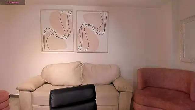 Snapshot of HaileyRoss_ chatting on 02.18.26 HaileyRoss online show from 02.18.26