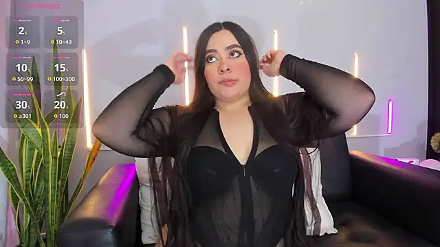 Snapshot of Monserrat_J chatting on 11.20.25 Monserrat J online show from 11.20.25