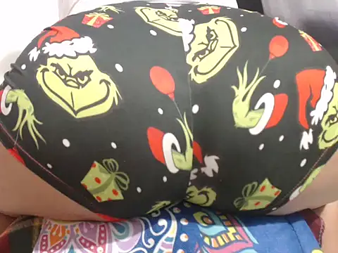 Snapshot of Liz_dark_secret chatting on 12.21.25 Liz dark secret online show from 12.21.25