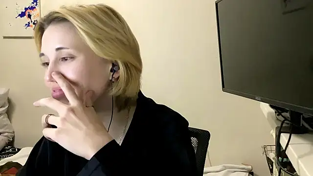 Snapshot of zxctoxic chatting on 11.17.25 zxctoxic online show from 11.17.25