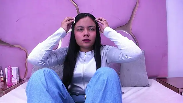 Aisha Leenss online show from 02.13.26