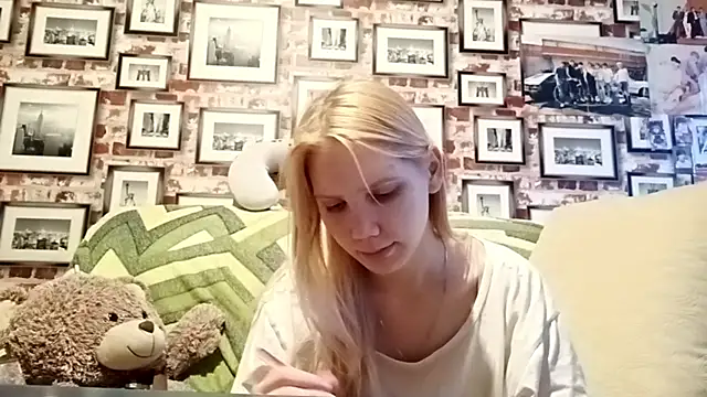 Snapshot of EvieBaggette chatting on 11.18.25 EvieBaggette online show from 11.18.25