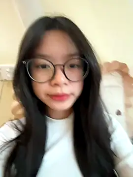 Snapshot of mau155_ chatting on 12.19.25 mau155 online show from 12.19.25