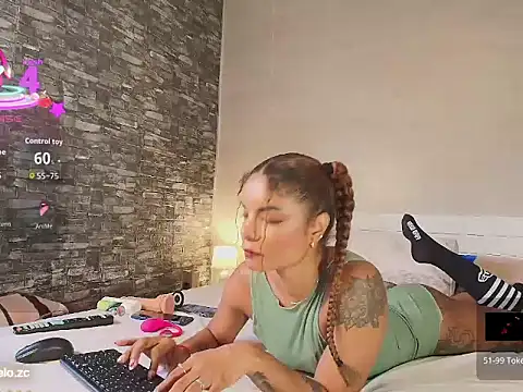 Snapshot of carameloo_95 chatting on 12.16.25 carameloo 95 online show from 12.16.25