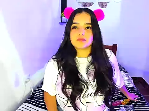 Snapshot of Babyhoney18 chatting on 11.18.25 Babyhoney18 online show from 11.18.25