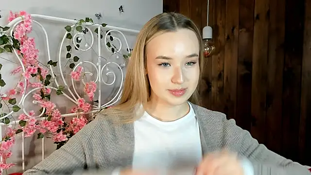 Snapshot of KristleKirst chatting on 11.18.25 KristleKirst online show from 11.18.25