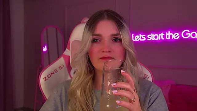 AnnyRaii online show from 11.28.25