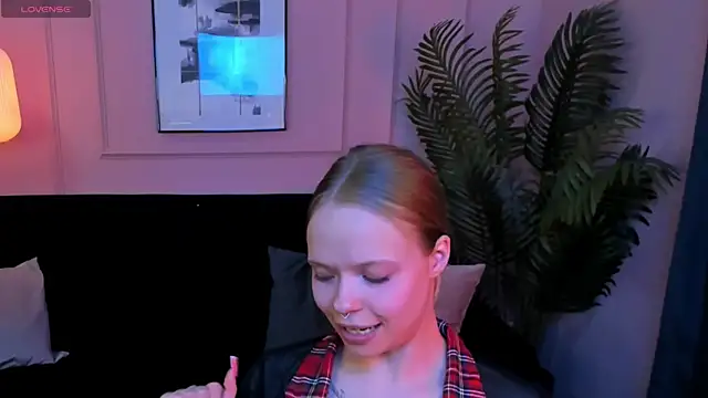 Snapshot of lucy_loy chatting on 05.12.26 lucy loy online show from 05.12.26