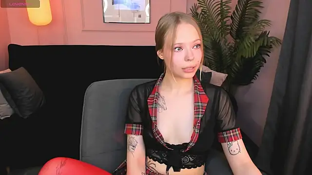 Snapshot of lucy_loy chatting on 05.17.26 lucy loy online show from 05.17.26