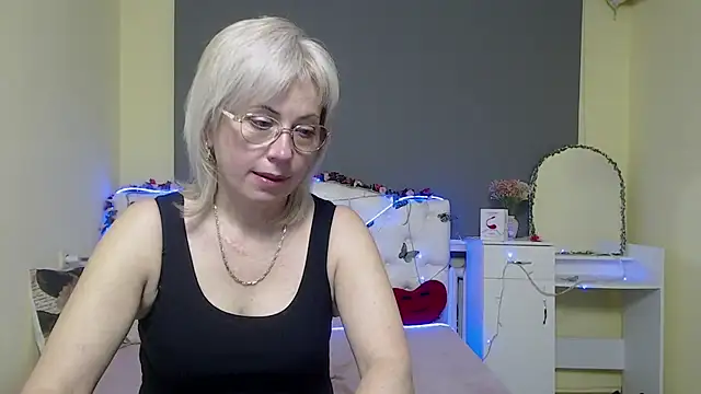 Snapshot of LaurenWishy chatting on 04.28.26 LaurenWishy online show from 04.28.26