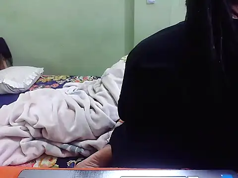 TwinRose2000 online show from 12.15.25