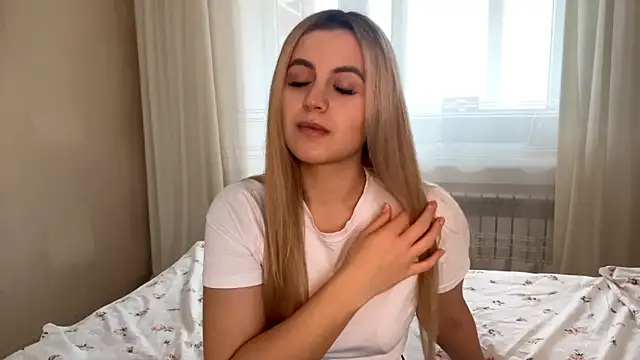 Snapshot of LuciaShadwell chatting on 11.21.25 LuciaShadwell online show from 11.21.25