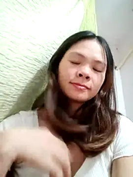 quynhquynh  online show from 11.27.25