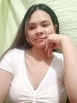 quynhquynh  online show from 12.14.25