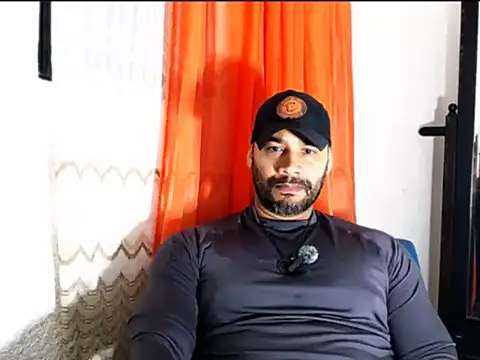 Snapshot of musclehetero chatting on 05.20.26 musclehetero online show from 05.20.26