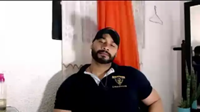 Snapshot of musclehetero chatting on 06.11.26 musclehetero online show from 06.11.26