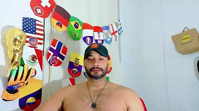 Snapshot of musclehetero chatting on 06.26.26 musclehetero online show from 06.26.26