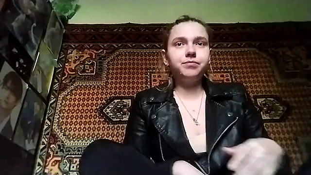 Snapshot of KikiBang chatting on 11.28.25 KikiBang online show from 11.28.25