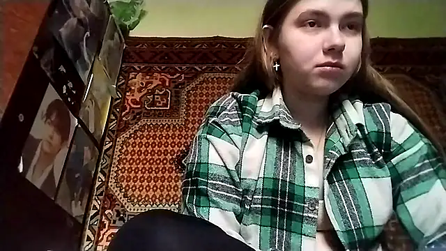 Snapshot of KikiBang chatting on 11.30.25 KikiBang online show from 11.30.25