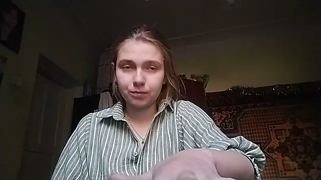 Snapshot of KikiBang chatting on 12.19.25 KikiBang online show from 12.19.25