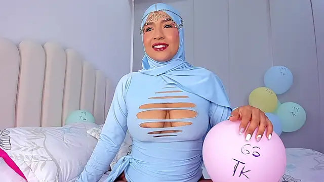 Snapshot of Amira-Zahra chatting on 04.18.26 Amira-Zahra online show from 04.18.26