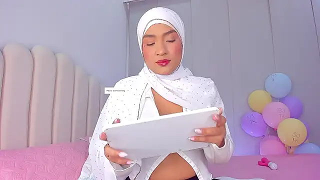 Snapshot of Amira-Zahra chatting on 05.12.26 Amira-Zahra online show from 05.12.26