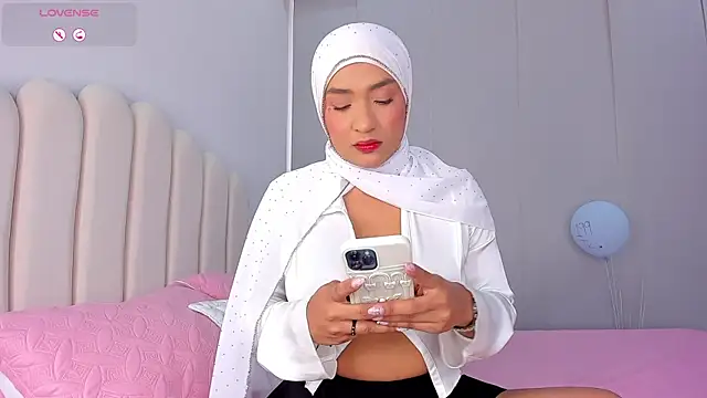 Snapshot of Amira-Zahra chatting on 05.24.26 Amira-Zahra online show from 05.24.26