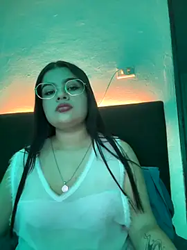 Snapshot of LouisaAlcott chatting on 11.20.25 LouisaAlcott online show from 11.20.25